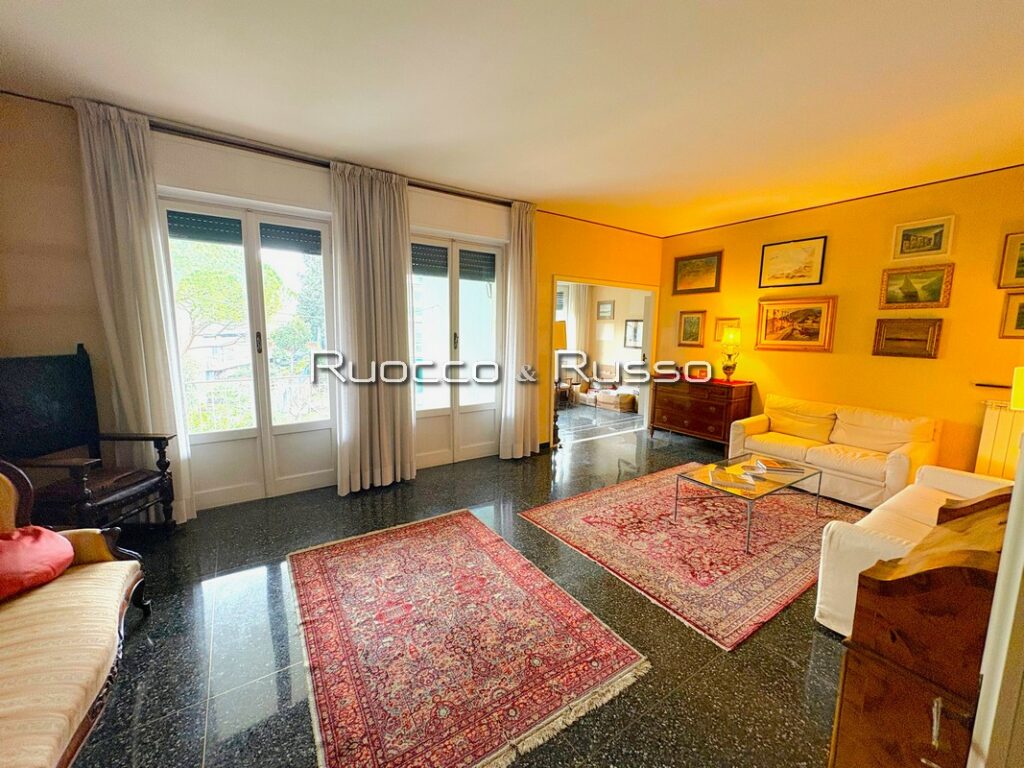 vendita appartamento genova albaro vani 8.5 piano alto balconate cantina parcheggio condominiale contesto privato