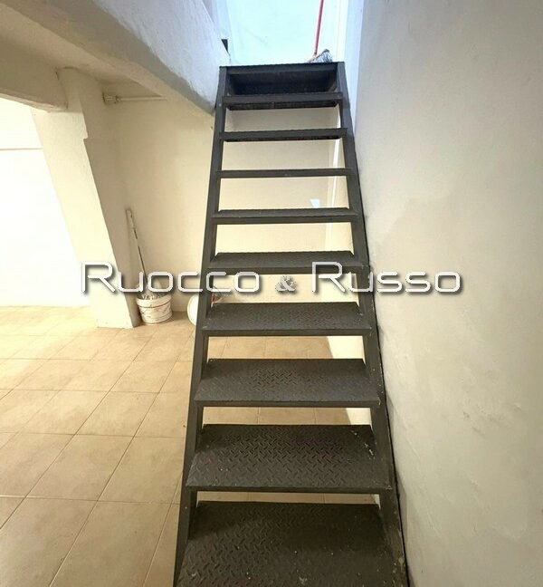 ACCESSO PIANO SEMINTERRATO