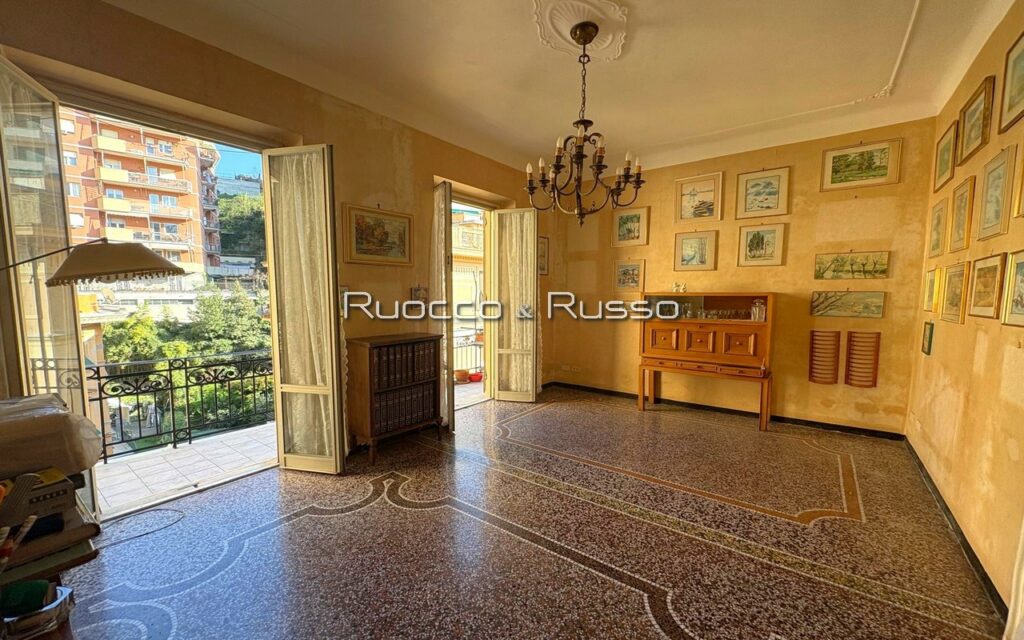 vendita genova castelletto 8 vani genovesi con balconata e terrazzo soprastante vista aperta