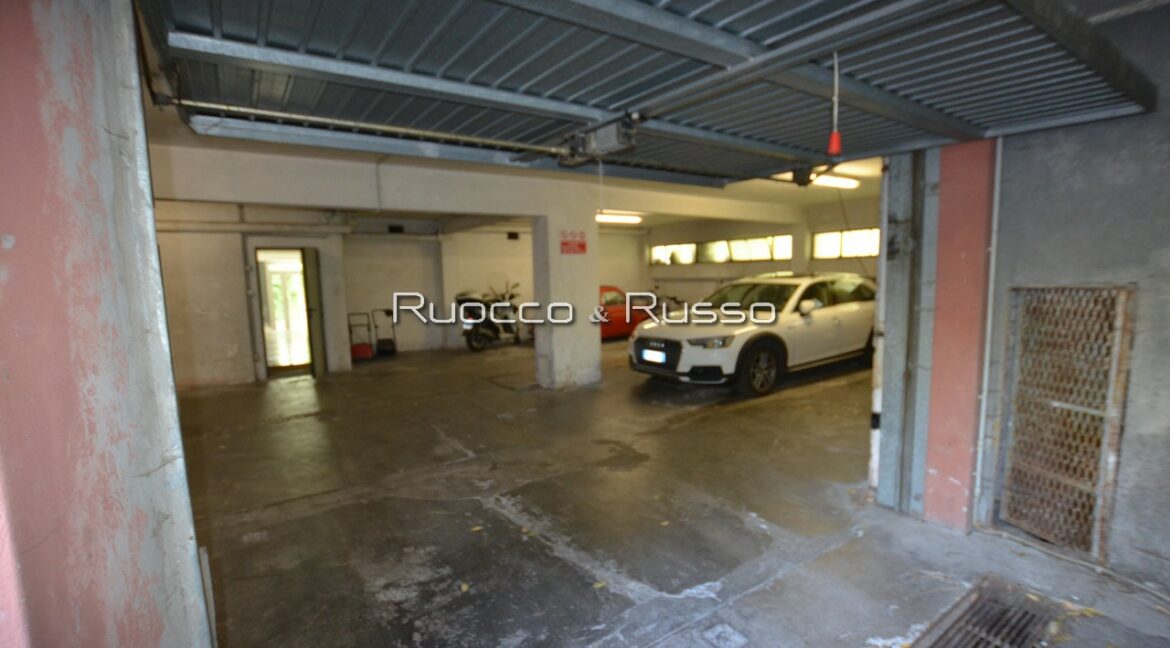 POSTO AUTO IN GARAGE
