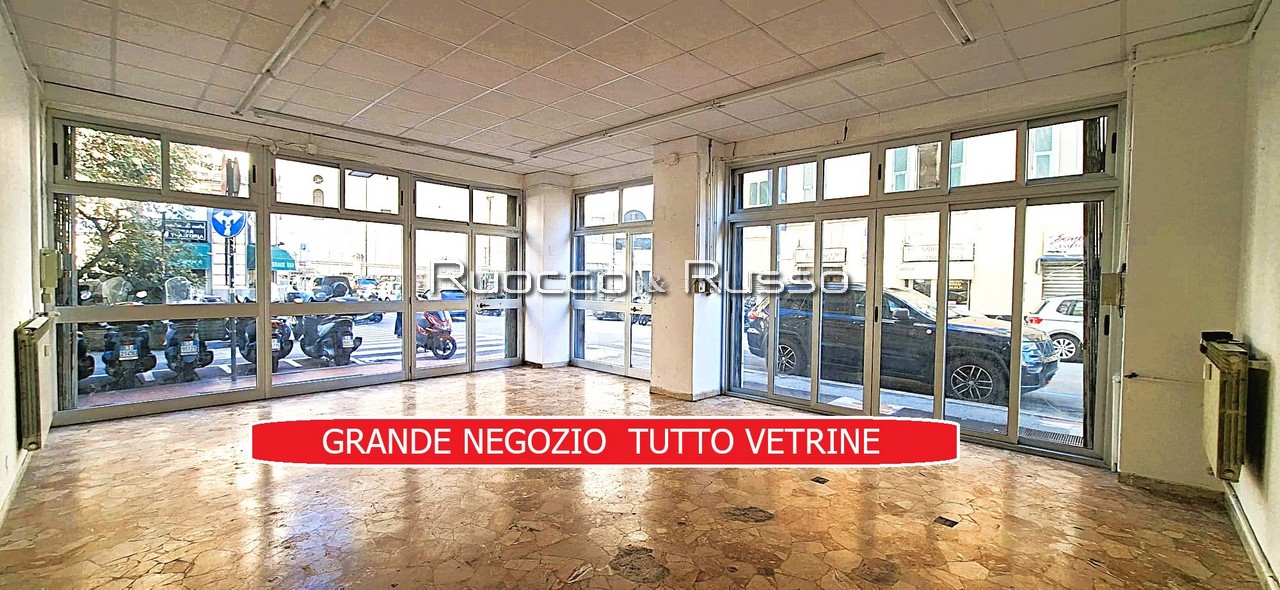 vendita negozio genova foce tutto vetrine